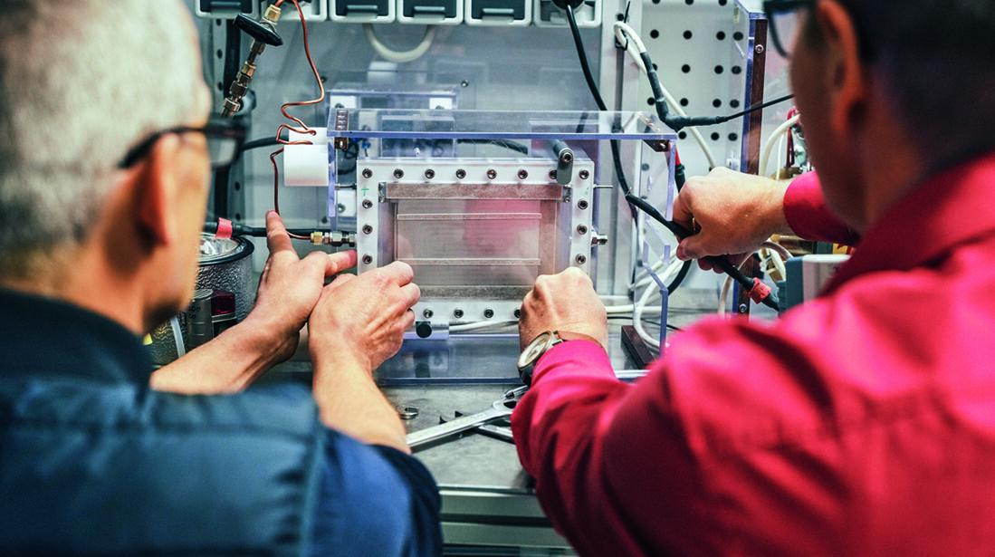 Plasma physics under the fume hood: From the reactor to the gas analysis device, the entire system is housed within a small space.